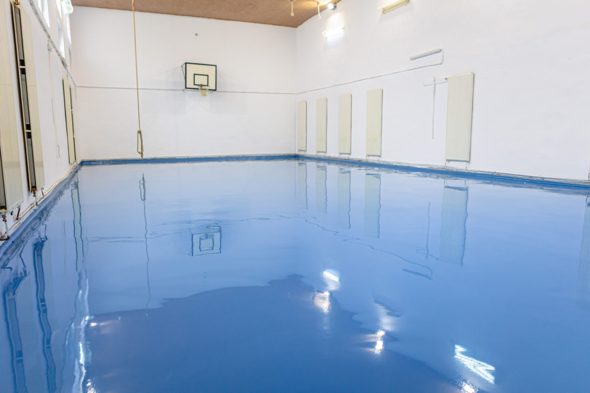 Self leveling blue epoxy floor in the gym